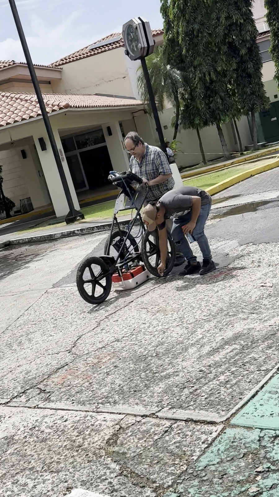 Inspección con georradar sobre superficie vial
