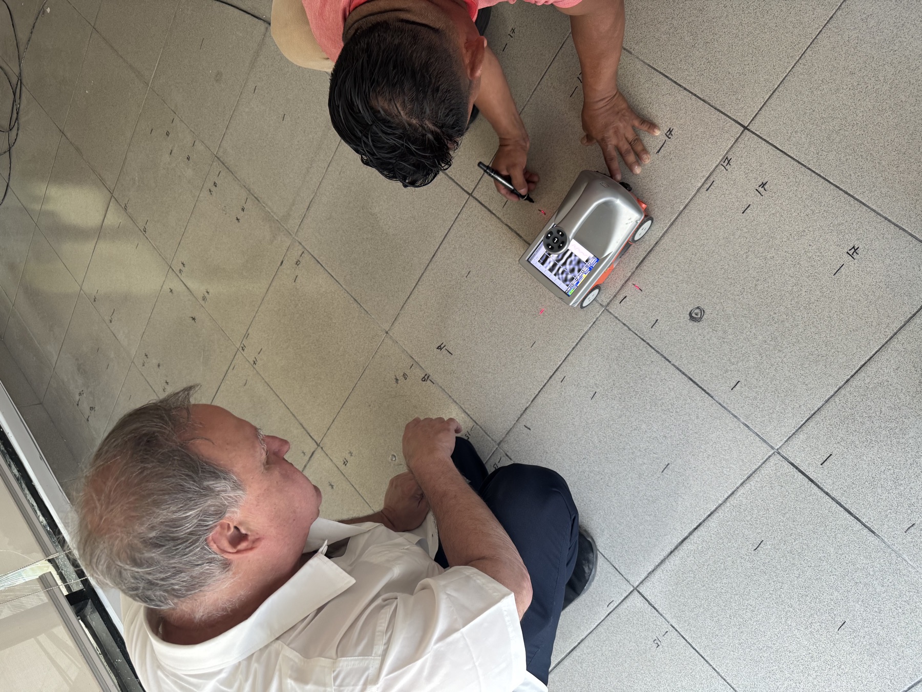 Trabajo interior con GPR sobre piso marcado para inspección