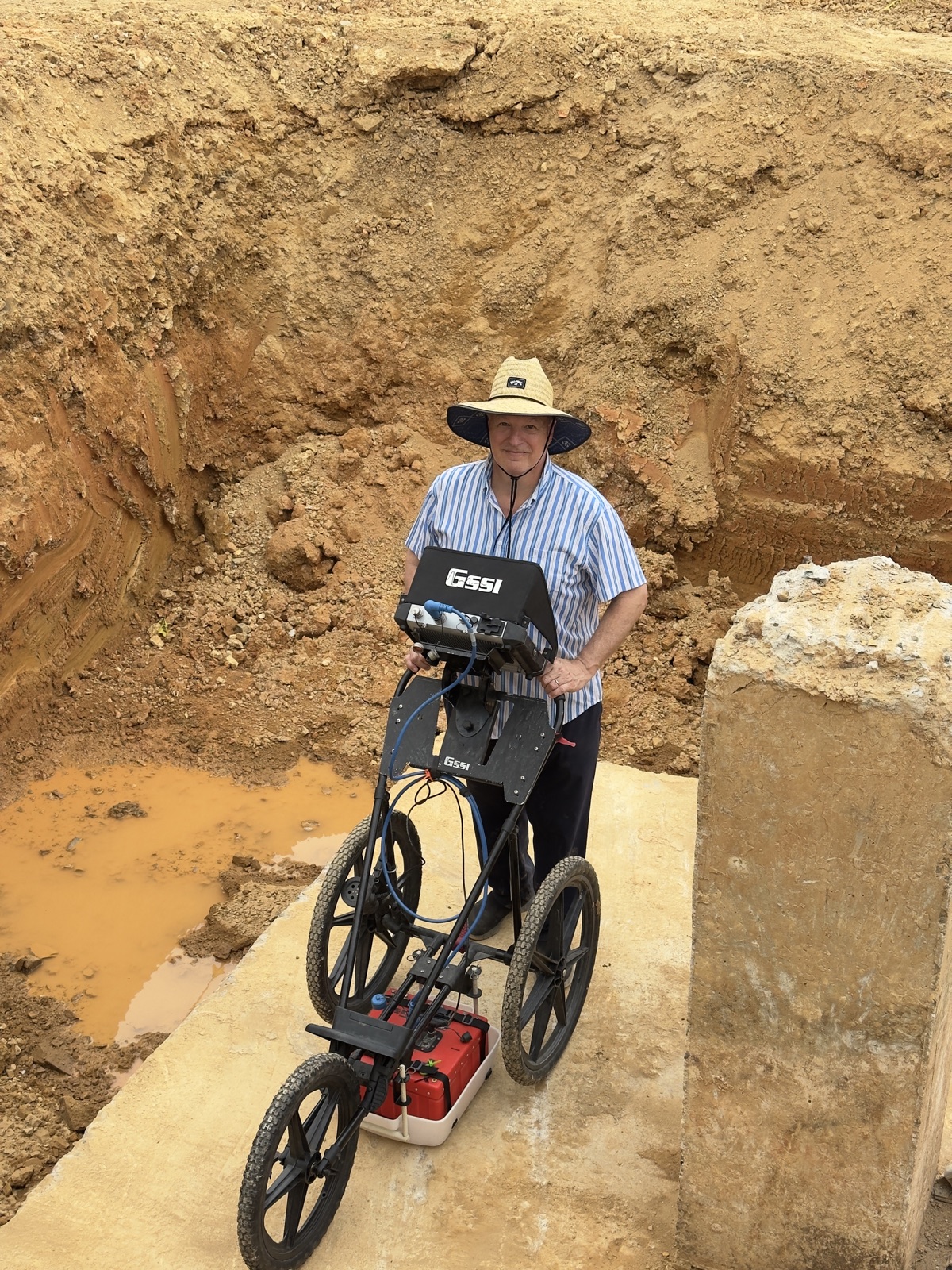 Trabajo de campo con equipo GPR en zona excavada