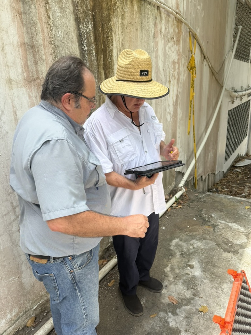 Socios de AE Ingeniería Civil trabajando durante una inspección técnica en campo